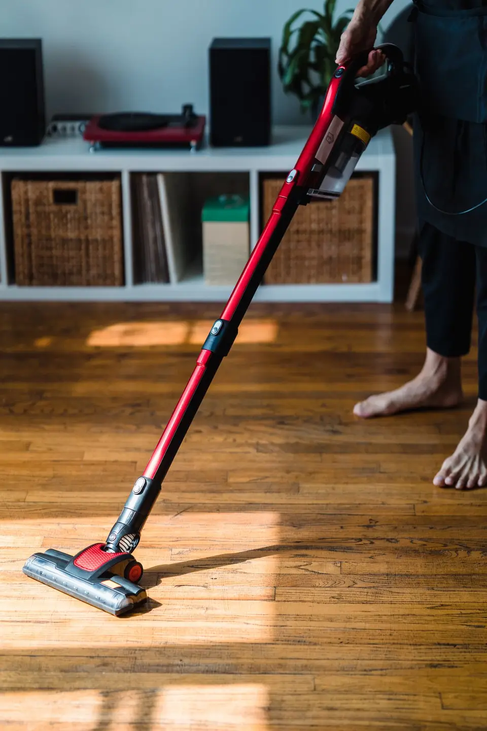 Aspirador vertical sin cable: cuánta autonomía necesitas según tu casa