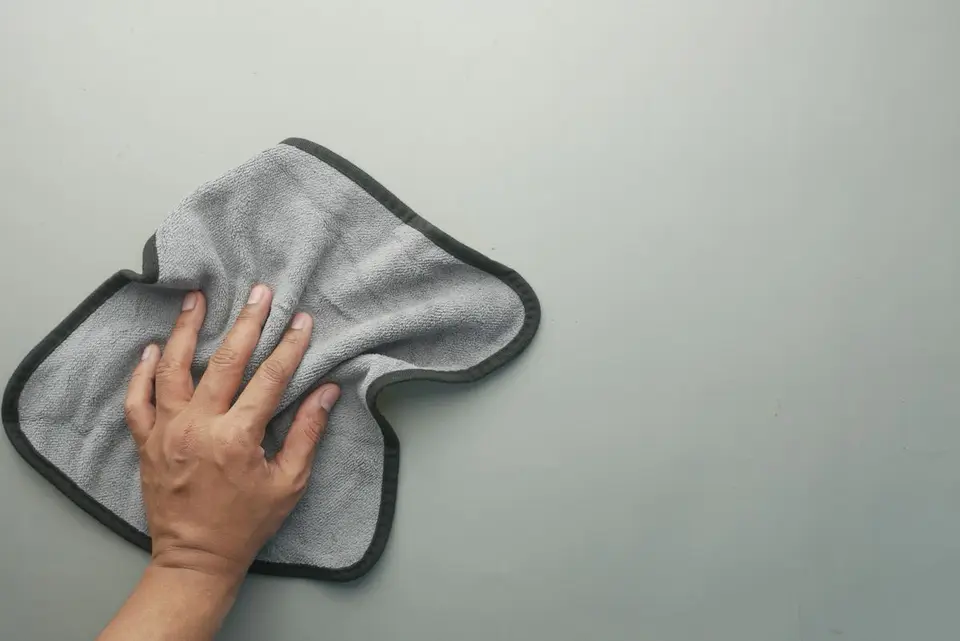 Cuándo cambiar las mopas y paños de microfibra (y cómo notarlo)