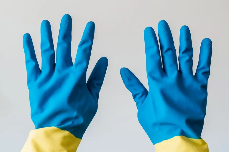 Guantes de nitrilo o de goma: cuál elegir
