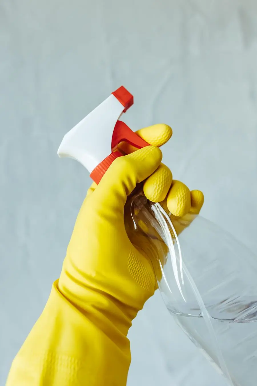 Cómo elegir guantes y utensilios de limpieza
