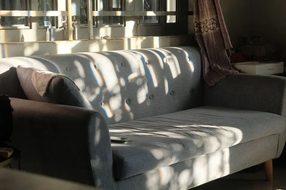 Salón limpio y luminoso